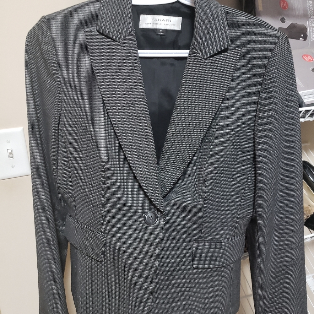 Tahiri size 4 blazer
